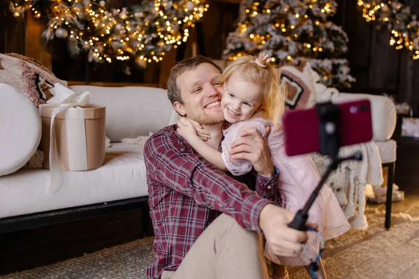 Padre Feliz Con Hija Pequeña Celebrar Navidad Línea Videollamada Para —  Fotos de Stock