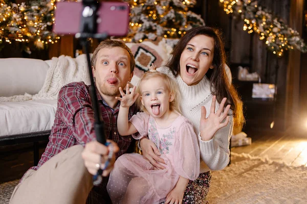 Happy Family Celebra Navidad Línea Videollamada Para Saludo Año Nuevo —  Fotos de Stock