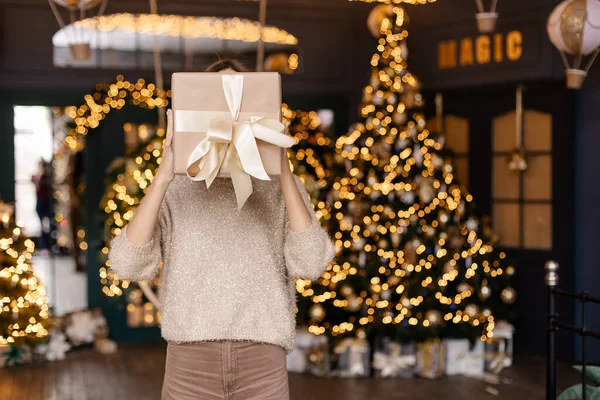 Een Man Zonder Gezicht Met Een Doos Met Een Kerstcadeau — Stockfoto