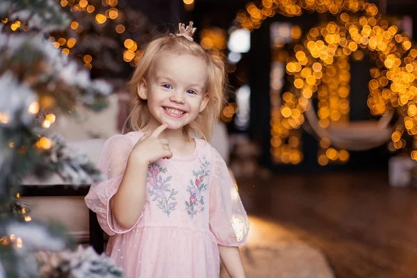 Una Linda Chica Encantadora Sonríe Sinceramente Niño Está Esperando Navidad Imágenes de stock libres de derechos