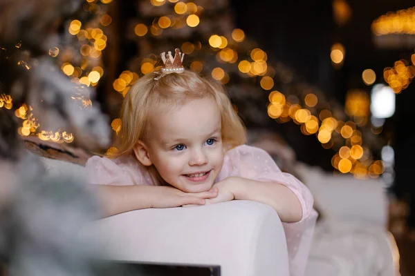 Una Linda Chica Encantadora Sonríe Sinceramente Niño Está Esperando Navidad Imagen de stock