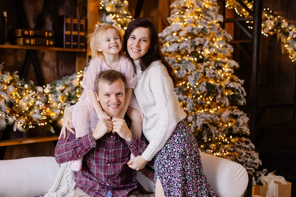 Familia Feliz Cerca Del Árbol Navidad Casa Imágenes de stock libres de derechos