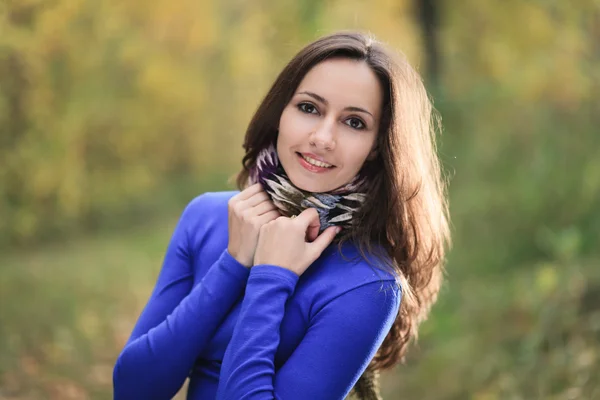 Chica en bosque de otoño — Foto de Stock