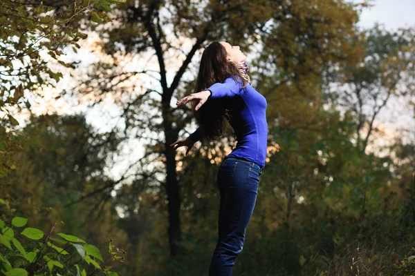 Girl in autumn forest — Stock Photo, Image