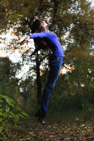 Girl in autumn forest — Stock Photo, Image