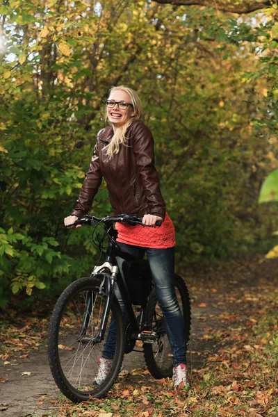 Ragazza in bicicletta nella foresta — Foto Stock