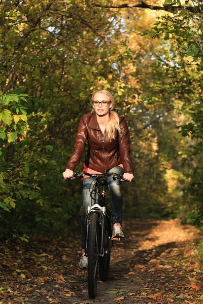Девушка на велосипеде в лесу — стоковое фото