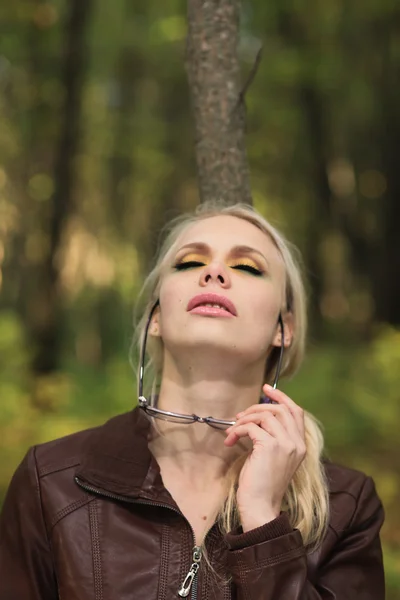 Chica en bosque de otoño — Foto de Stock