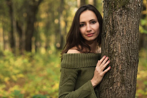 Tyttö syksyllä metsässä — kuvapankkivalokuva