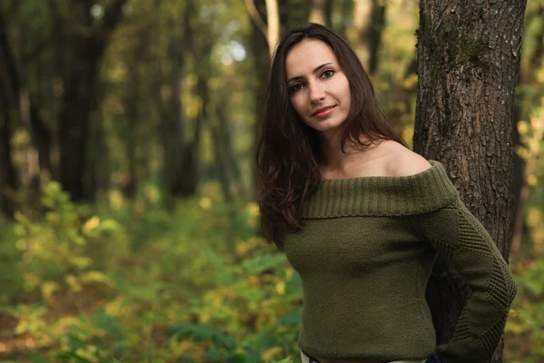 Mädchen im Herbstwald — Stockfoto