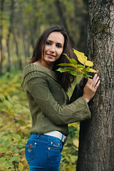 Девушка в осеннем лесу — стоковое фото