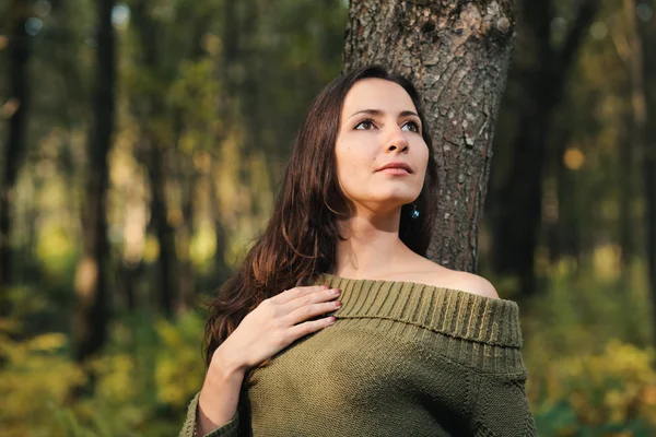 Girl in autumn forest — Stock Photo, Image