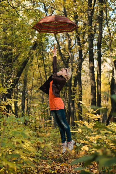 Mädchen im Herbstwald — Stockfoto