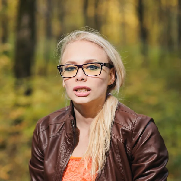 Dívka v podzimním lese — Stock fotografie