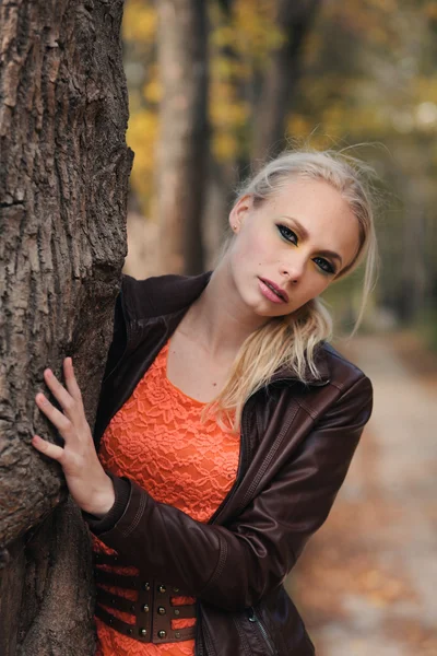 Girl in autumn forest — Stock Photo, Image