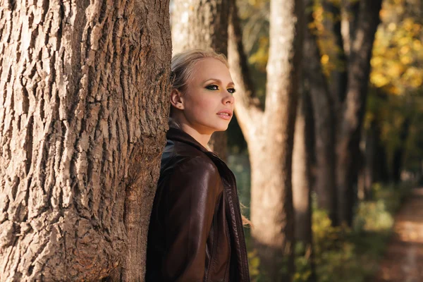 Girl in autumn forest — Stock Photo, Image