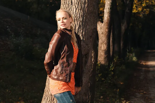 Fille dans la forêt d'automne — Photo