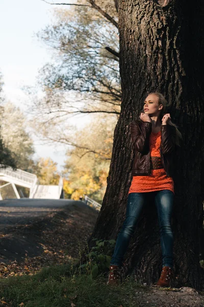 Girl in autumn forest — Stock Photo, Image