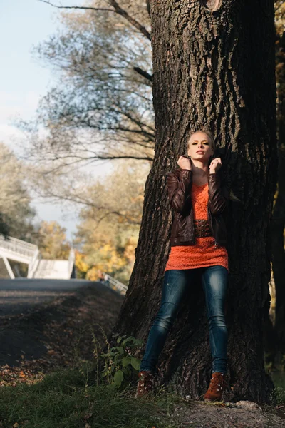 Flicka i höstskogen — Stockfoto