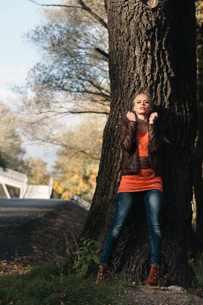 Meisje in de herfst bos — Stockfoto