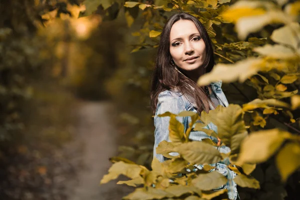 Frühherbst Porträt des Mädchens — Stockfoto