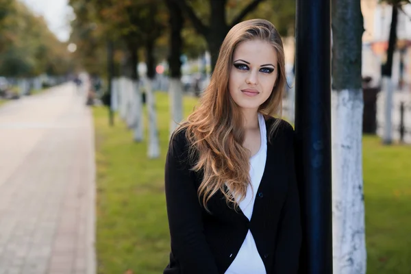 Young girl in park — Stock Photo, Image