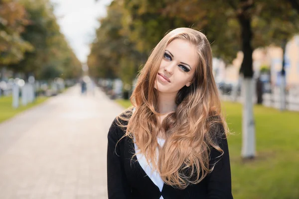 Jeune fille dans le parc — Photo