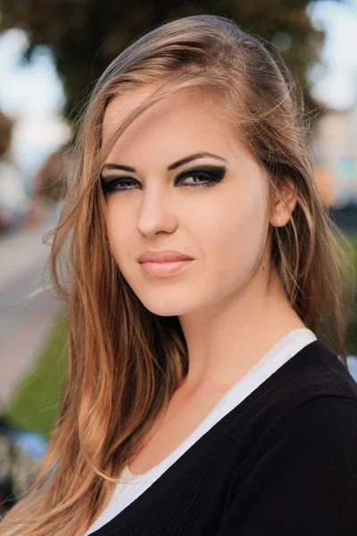 Young girl in park — Stock Photo, Image