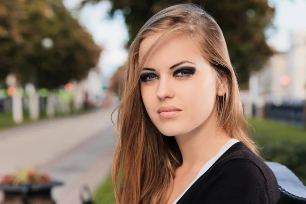 Jeune fille dans le parc — Photo