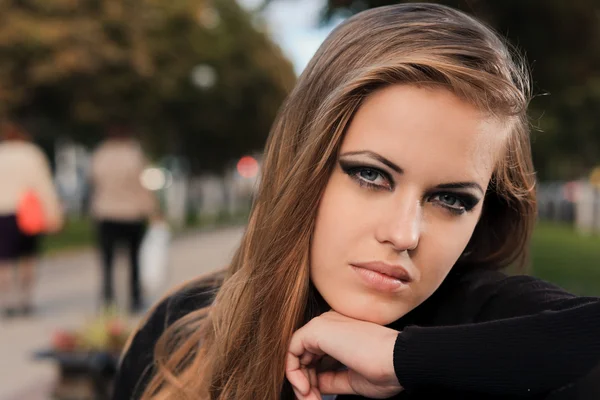 Young girl in park — Stock Photo, Image