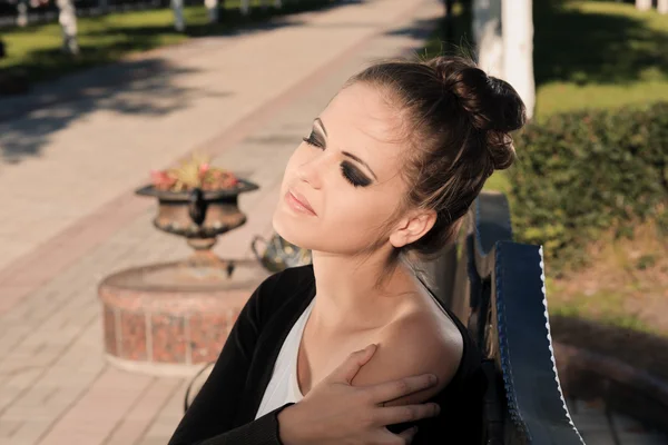 Young girl in park — Stock Photo, Image