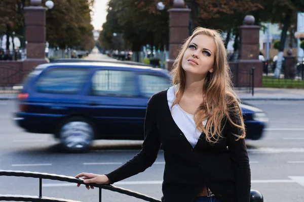 Chica joven en la ciudad —  Fotos de Stock