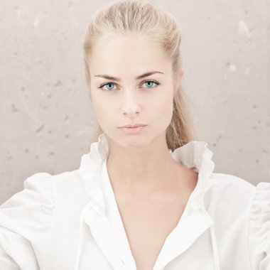 uzun saçlı sarışın kız