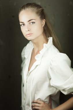 uzun saçlı sarışın kız