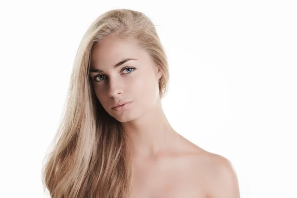 Blond skönhet på vit — Stockfoto