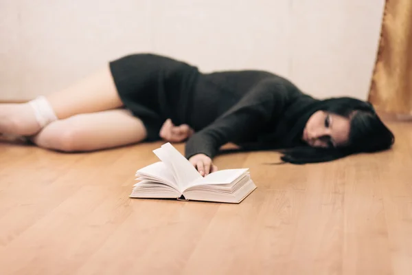 Reading brunette — Stock Photo, Image