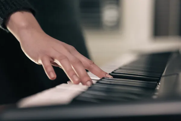 Het beoefenen van muziek — Stockfoto