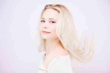 muhteşem sarışın kız