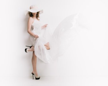 sarışın bir kadın beyaz