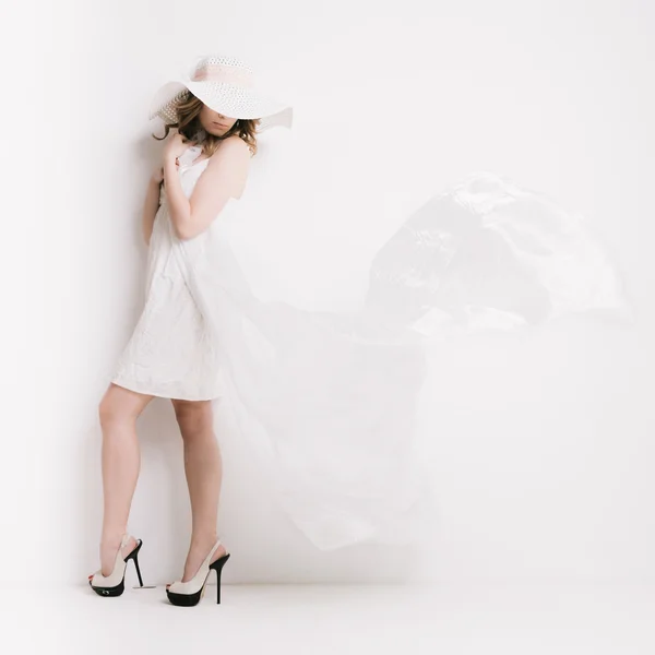 Femme blonde en blanc — Photo