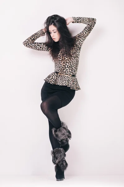 Chica morena leopardo — Foto de Stock