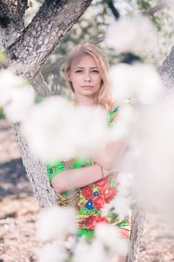 sarışın kız çiçek