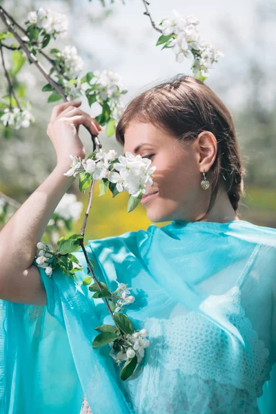 Blommande flicka — Stockfoto