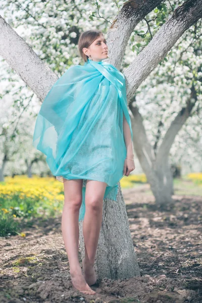 Blühendes Mädchen — Stockfoto
