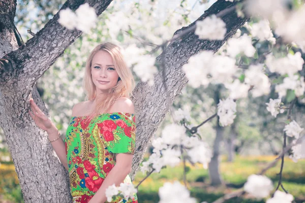 Fioritura ragazza bionda — Foto Stock