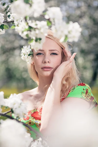 Blommande blond flicka — Stockfoto