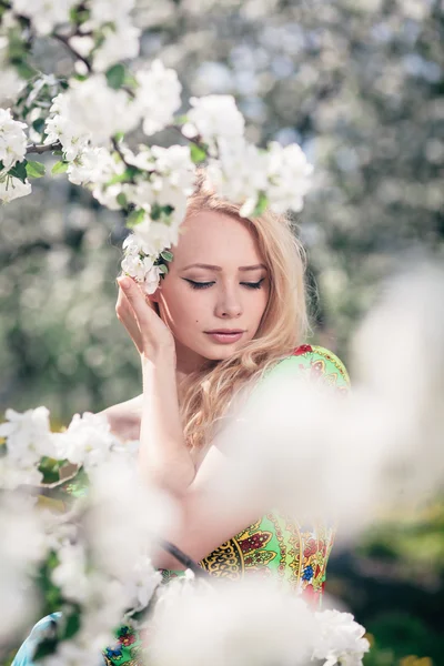 Blommande blond flicka — Stockfoto