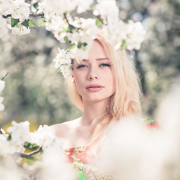 Blühendes blondes Mädchen — Stockfoto