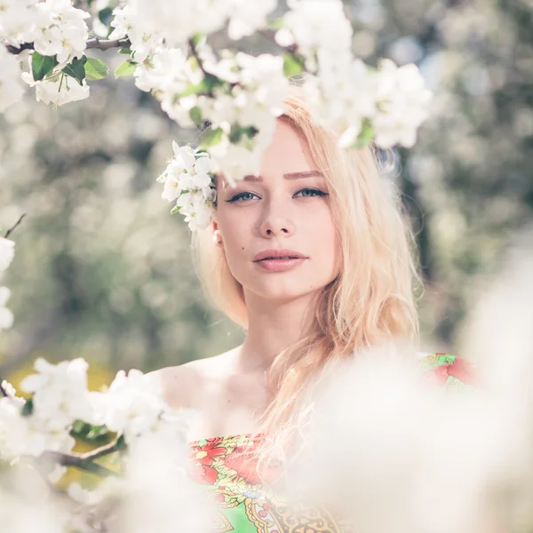 Fioritura ragazza bionda — Foto Stock