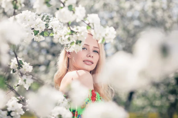 Blommande blond flicka — Stockfoto